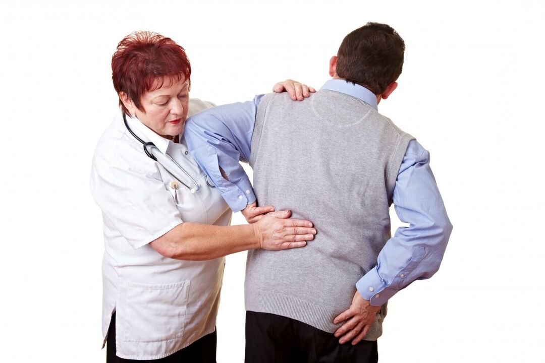 ārsts izmeklē pacientu ar muguras sāpēm