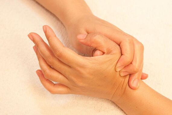 Lai atvieglotu simptomus, var masēt pirkstu locītavas. 
