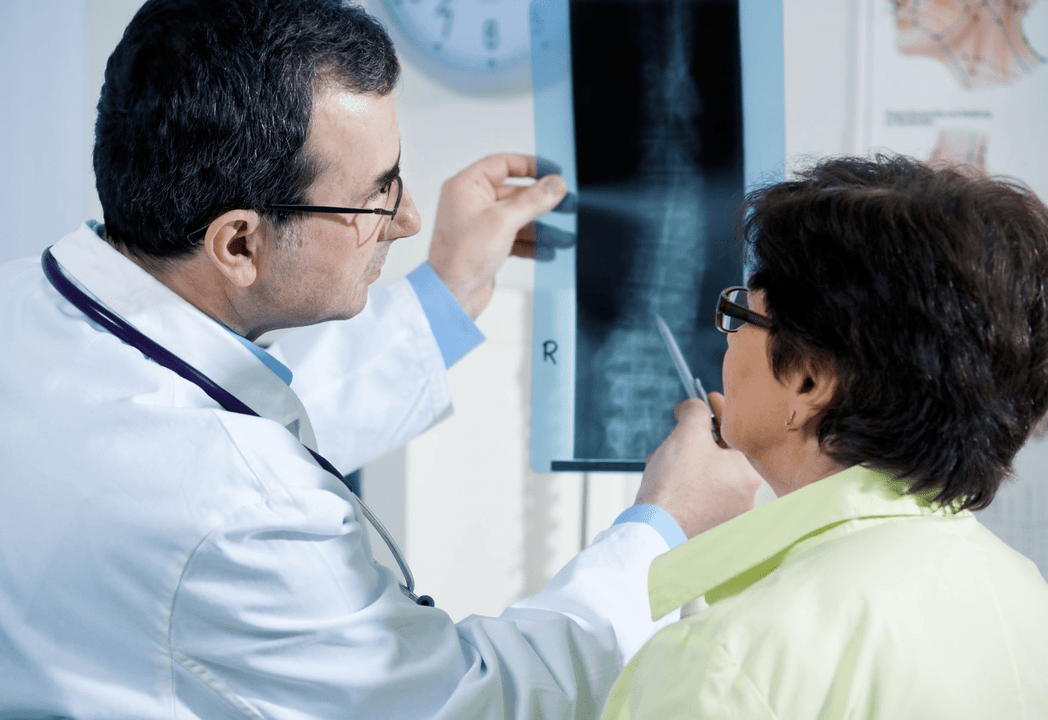 Neirologs diagnosticē osteohondrozi, izmantojot mugurkaula rentgenogrāfiju